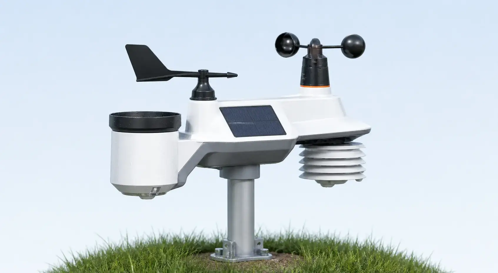 Integrated all-in-one weather station combining wind, rain, temperature, humidity, and solar components on one mast
